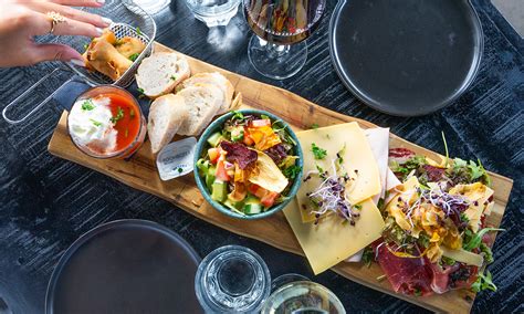 Een sfeervolle lunchplank met verschillende gerechten bij Schad Zitterd
