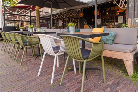 Het gezellige terras van LUNA Eten & Drinken in Sittard