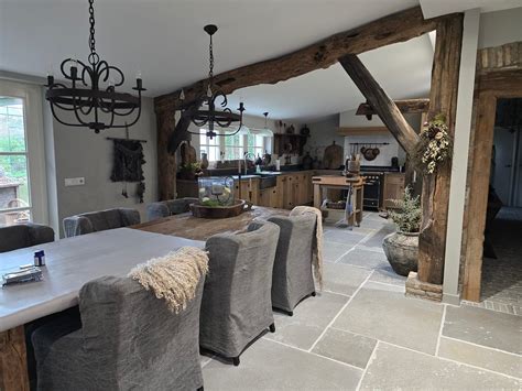 Interieur van een van de sfeervol ingerichte vakantiewoningen op Landgoed Springtij, met gebruik van Texelse kleuren zoals blauw, bruin en beige.