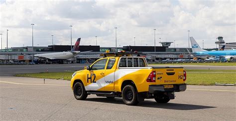 Luchthaven met sneeuwruimende voertuigen