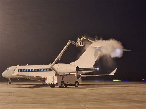 Vliegtuig dat wordt ontdaan van ijs op een luchthaven