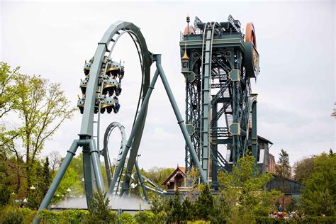 Infographic met de belangrijkste attracties van de Efteling en hun thematisering