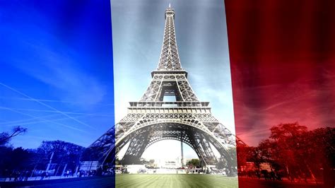 Foto van de Eiffeltoren verlicht in de kleuren van de Franse vlag.