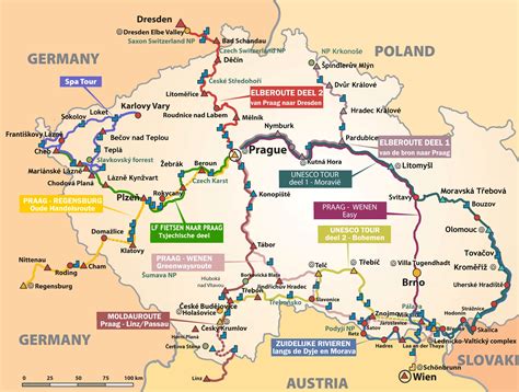 Kaart van het Reuzengebergte met wandelroutes en hoogtelijnen
