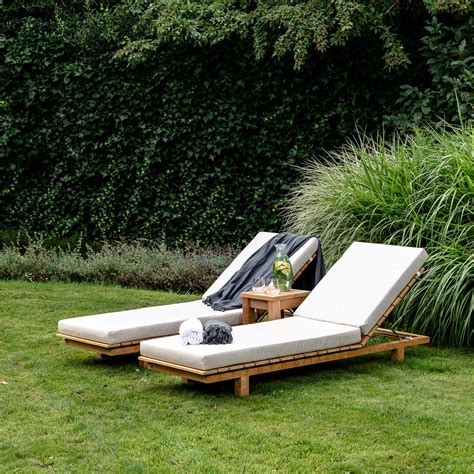 Gezellige relaxruimte met comfortabele ligbedden en uitzicht op de tuin