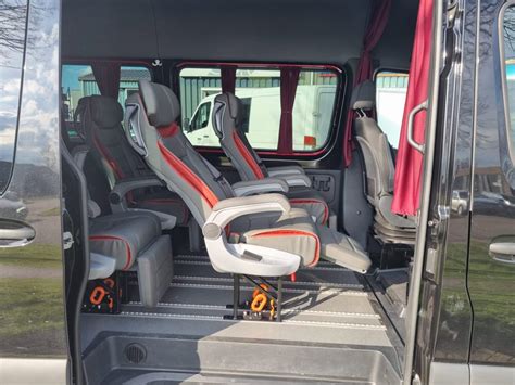 Interieur van een FlixBus met comfortabele stoelen en stopcontacten