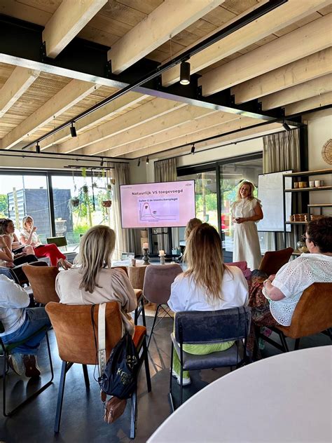 Illustratie van een interactieve workshop tijdens een bedrijfsevenement.