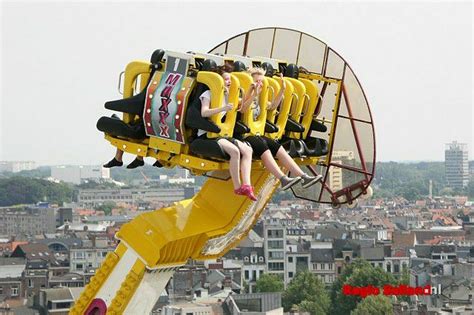 Illustratie van een Booster attractie in werking