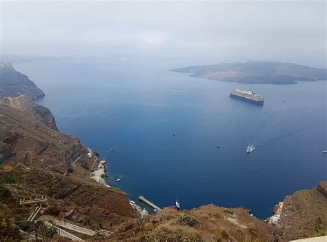 Uitzicht op de baai van Santorini met cruiseschepen.
