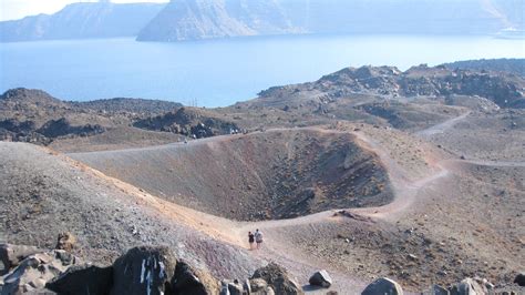 Vulkaan van Santorini met lavavelden.