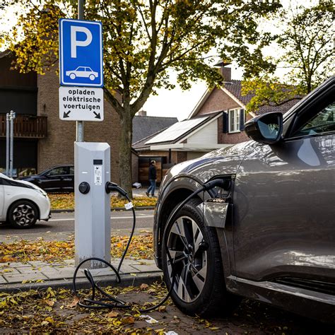 Illustratie van een moderne elektrische auto met een oplaadkabel, die de duurzaamheid en het technologische aspect benadrukt.