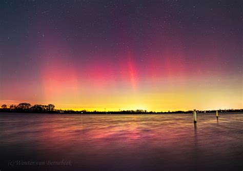 Foto van het noorderlicht boven een besneeuwd Fins landschap