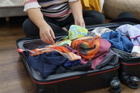 Vrouw pakt koffer in voor strandvakantie