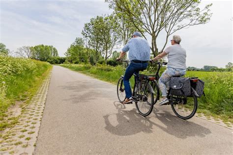 Een fietser die langs de Oldehove in Leeuwarden fietst