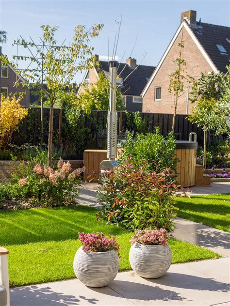 Historische stins met een bloeiende tuin