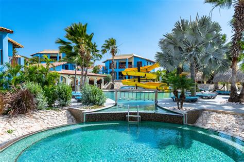 een gezin geniet van de waterglijbanen in het Kunuku Aqua Resort op Curaçao