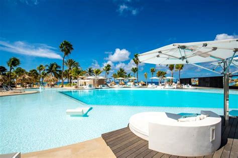 een luxe all-inclusive resort op Curaçao met zwembad en palmbomen