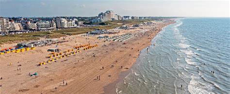 Breed zandstrand van Noordwijk aan Zee met duinen op de achtergrond
