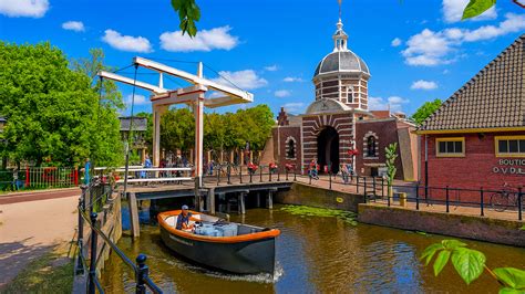 Historische grachten en gebouwen in de binnenstad van Leiden