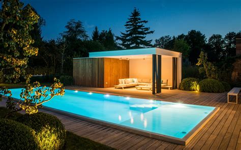 Foto van het zwembad en de tropische tuin van The Chillhouse.