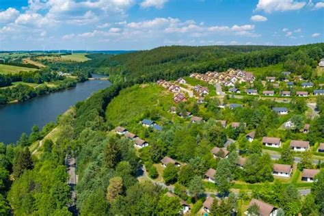 Vakantiepark met stacaravans in een groene omgeving