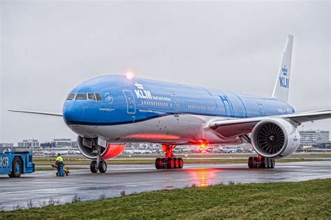 Moderne KLM Boeing 777 op Schiphol