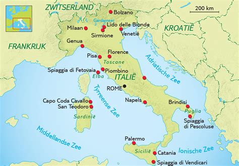 Foto van de Italiaanse kustlijn met de Costa Toscana in de haven.