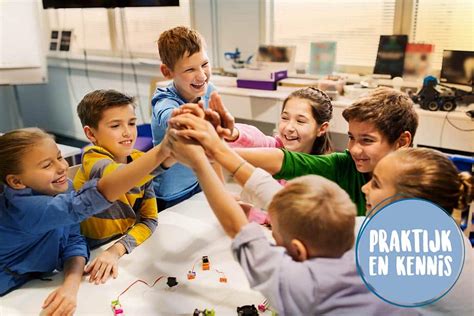 een groepje Disney figuren die samenwerken volgens schema