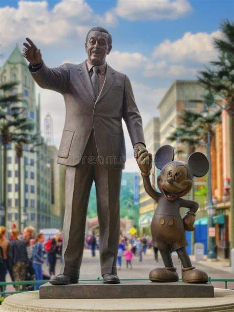 het standbeeld van Walt Disney en Mickey Mouse in Disneyland Parijs