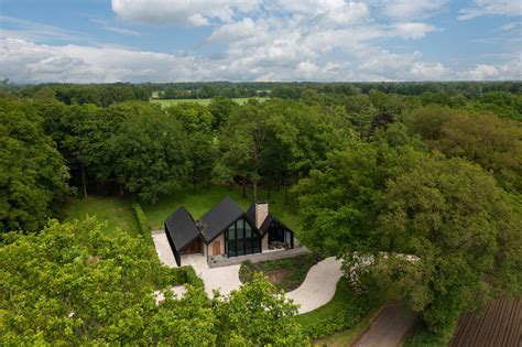 Modern A-frame design vakantiehuis in een bosrijke omgeving