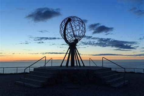 Uitzicht vanaf de Noordkaap met de iconische globe en de zee
