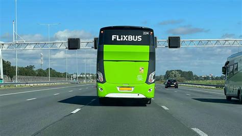 Illustratie van een wegrestaurant met een FlixBus die wacht op passagiers, met een klok die de vertrektijd aangeeft.