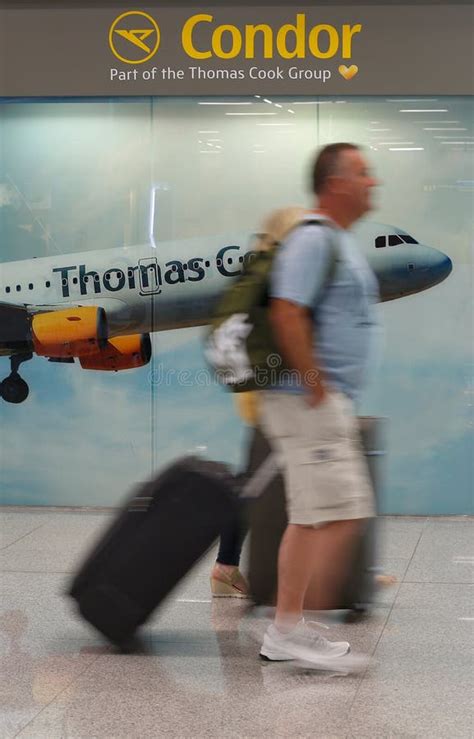 Luxe sedan auto klaar voor passagiers op de luchthaven