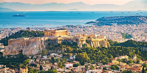 Collage van iconische Griekse bezienswaardigheden: Akropolis, een strand op Kos, en de witte huisjes van Santorini.