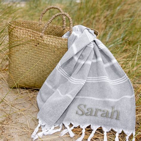 foto van een stijlvolle hamamdoek op het strand