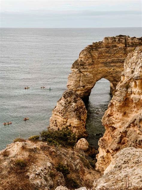 Landschap van de Algarve met kliffen en strand