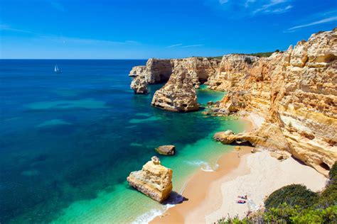 Strand van Praia da Marinha in de Algarve