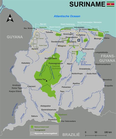 Kaart van Suriname met belangrijke toeristische routes aangegeven