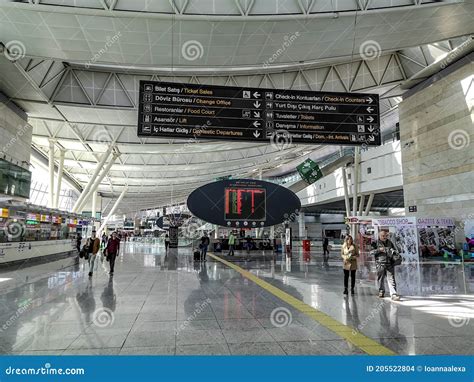 Plattegrond van Ankara Esenboga International Airport met aanduiding van terminals en faciliteiten