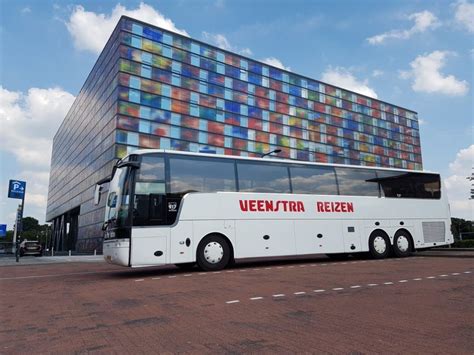 Een luxe touringcar van Veenstra Reizen.