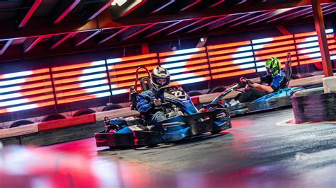 Indrukwekkende bocht op de vernieuwde kartbaan van Gamecity Zoetermeer met elektrische karts.