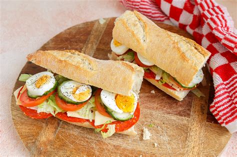 Een close-up van een heerlijke Wildsaubratwurst op een broodje