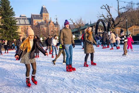 Kinderen schaatsen vrolijk op de ijsbaan op de Corneliusplatz