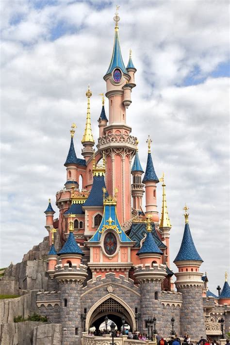Illustratie van het Disneyland Park met het iconische kasteel