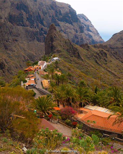 Panoramisch uitzicht op het bergdorpje Masca en de omliggende kloof