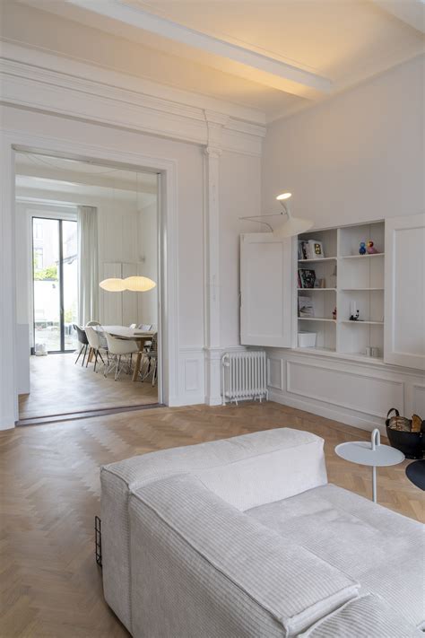 Interieur van een klassiek ingericht appartement met hoge plafonds en veel licht, nabij Messe Berlin.