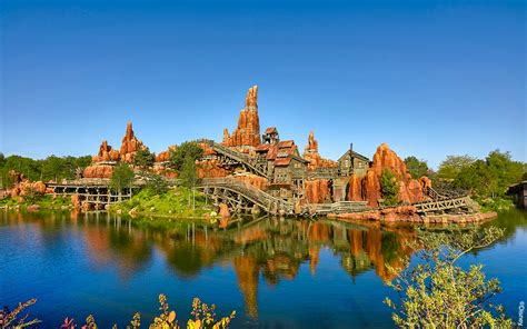 Dramatische opname van de Big Thunder Mountain achtbaan met een passerende trein