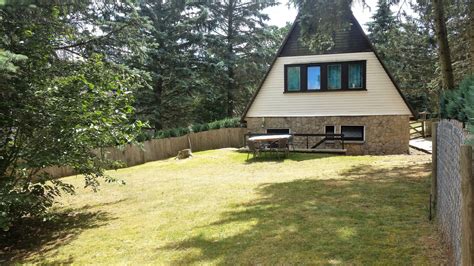 Panoramisch uitzicht over het omheinde terrein van Vakantiepark Dogglywood met vakantiewoningen en groene ruimtes