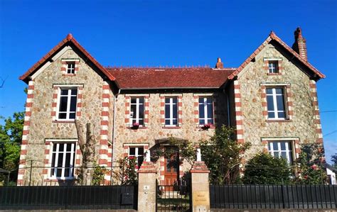 Sfeerimpressie van Manoir Les Tilleurs: een statig huis met een weelderige tuin