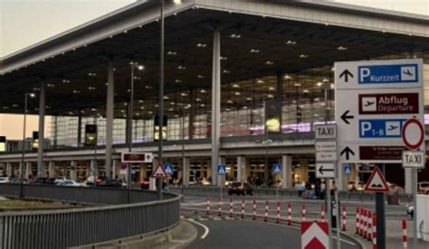 Een representatieve foto van een privétransfer auto op een luchthaven